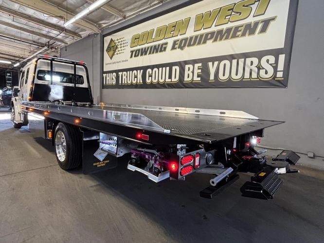 FREIGHTLINER BUSINESS CLASS M2 106 PLUS