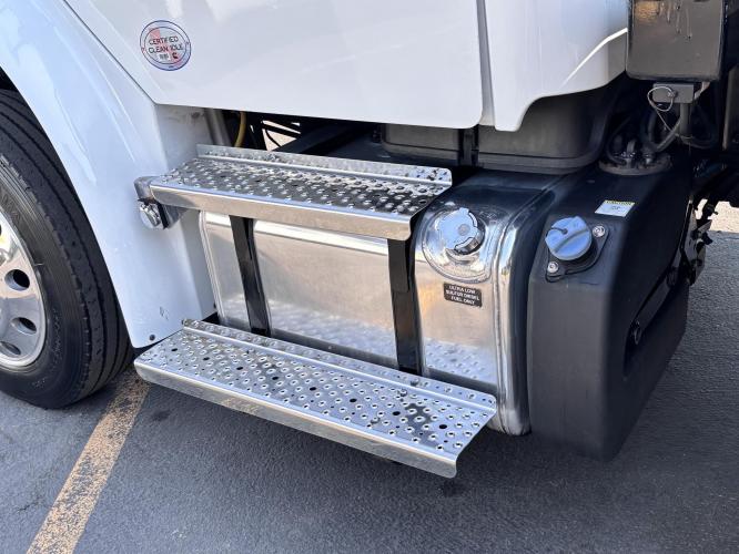 FREIGHTLINER BUSINESS CLASS M2 106