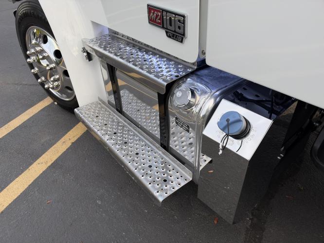 FREIGHTLINER BUSINESS CLASS M2 106 PLUS