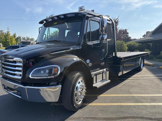 FREIGHTLINER BUSINESS CLASS M2 106 PLUS