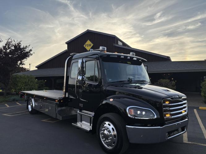 FREIGHTLINER BUSINESS CLASS M2 106 PLUS