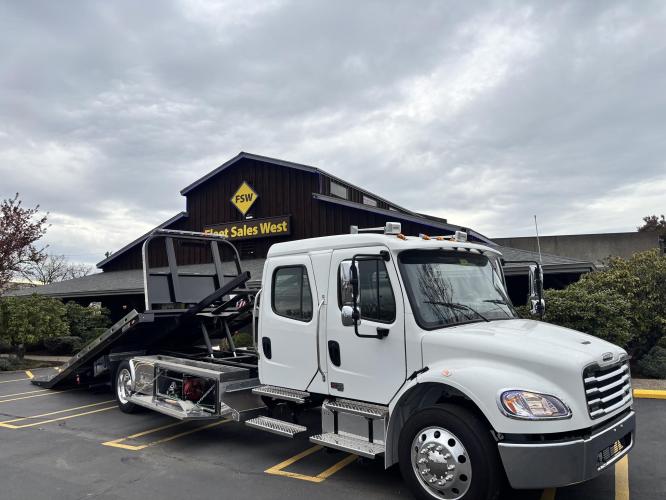 FREIGHTLINER BUSINESS CLASS M2 106 PLUS