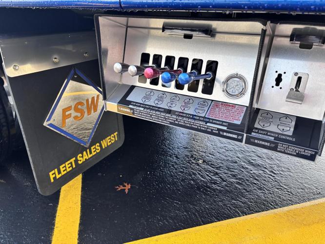 FREIGHTLINER BUSINESS CLASS M2 106 PLUS