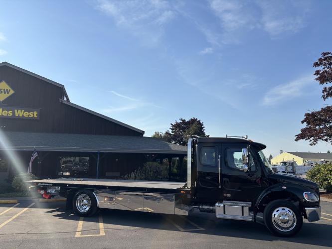 FREIGHTLINER BUSINESS CLASS M2 106 PLUS
