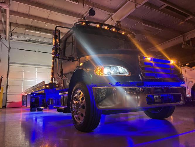 FREIGHTLINER BUSINESS CLASS M2 106 PLUS