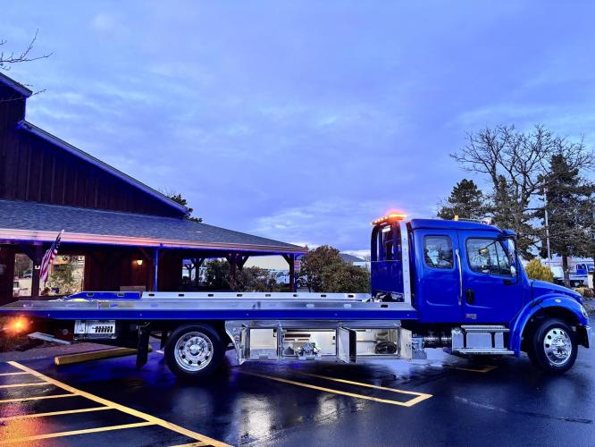 FREIGHTLINER BUSINESS CLASS M2 106 PLUS