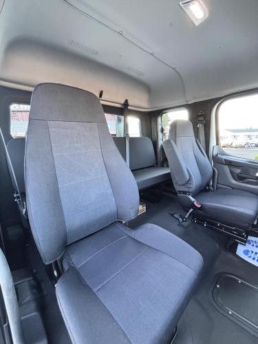 FREIGHTLINER BUSINESS CLASS M2 106 PLUS