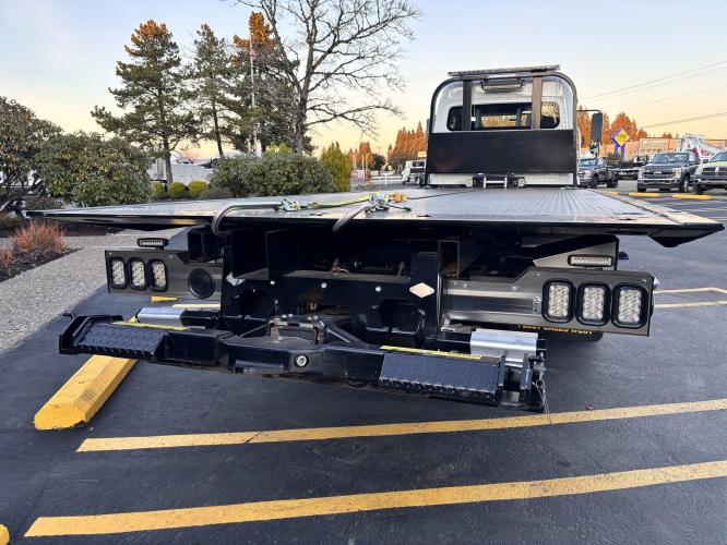 FREIGHTLINER BUSINESS CLASS M2 106 PLUS