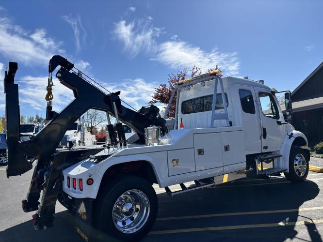 FREIGHTLINER BUSINESS CLASS M2 106 PLUS