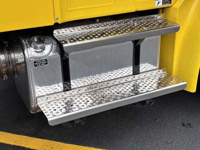 FREIGHTLINER BUSINESS CLASS M2 106 PLUS