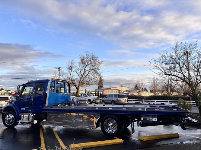 FREIGHTLINER BUSINESS CLASS M2 106 PLUS