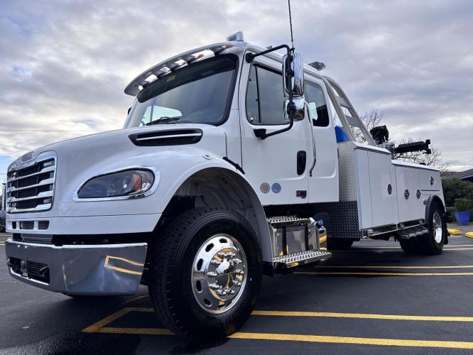 FREIGHTLINER BUSINESS CLASS M2 106 PLUS