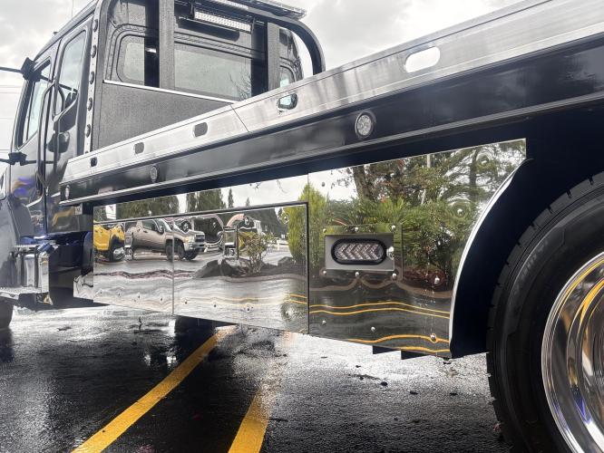 FREIGHTLINER BUSINESS CLASS M2 106 PLUS