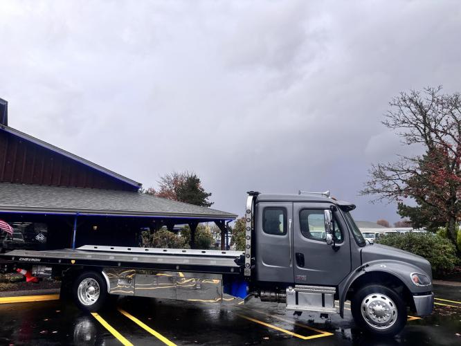 FREIGHTLINER BUSINESS CLASS M2 106 PLUS