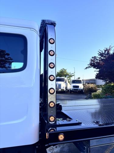FREIGHTLINER BUSINESS CLASS M2 106 PLUS
