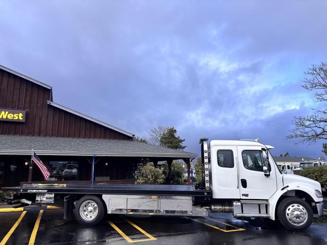 FREIGHTLINER BUSINESS CLASS M2 106 PLUS