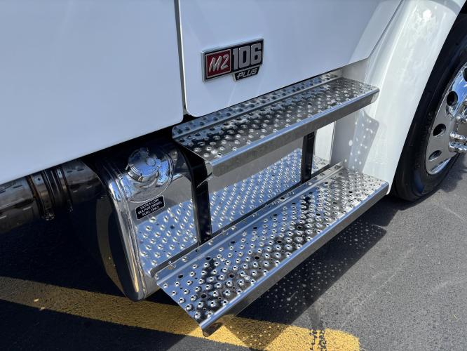 FREIGHTLINER BUSINESS CLASS M2 106 PLUS