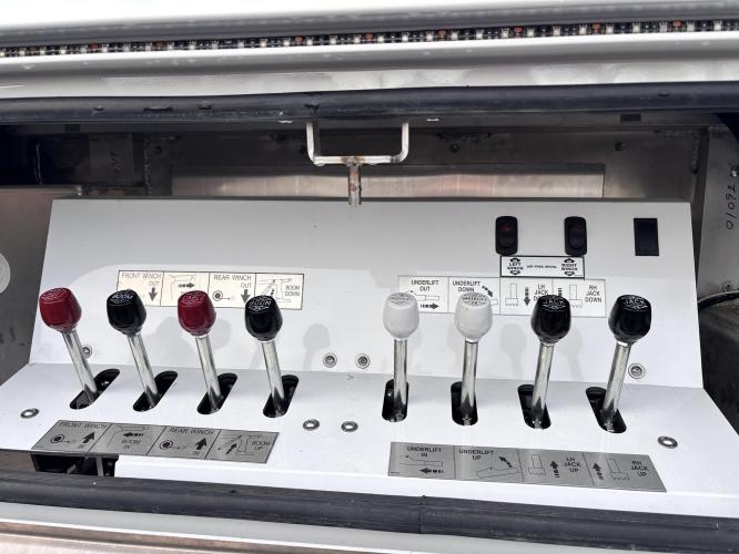 FREIGHTLINER BUSINESS CLASS M2 106 PLUS