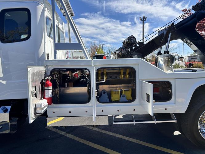 FREIGHTLINER BUSINESS CLASS M2 106 PLUS