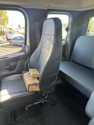 FREIGHTLINER BUSINESS CLASS M2 106 PLUS