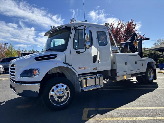 FREIGHTLINER BUSINESS CLASS M2 106 PLUS