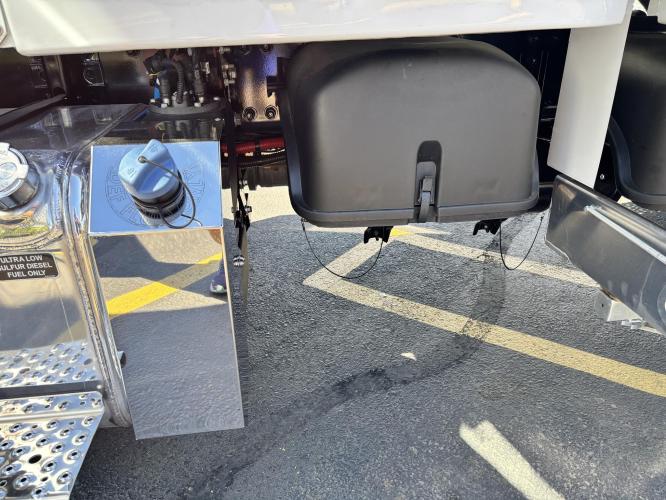 FREIGHTLINER BUSINESS CLASS M2 106 PLUS