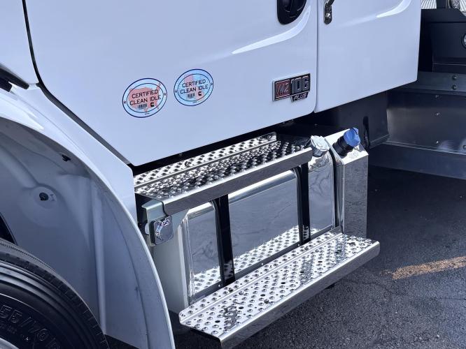 FREIGHTLINER BUSINESS CLASS M2 106 PLUS