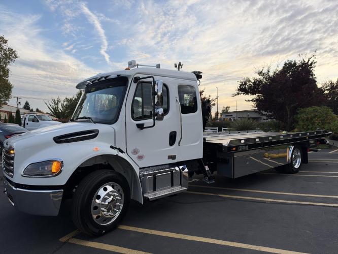 FREIGHTLINER BUSINESS CLASS M2 106 PLUS