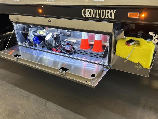 FREIGHTLINER BUSINESS CLASS M2 106 PLUS