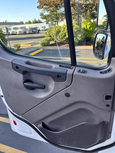 FREIGHTLINER BUSINESS CLASS M2 106