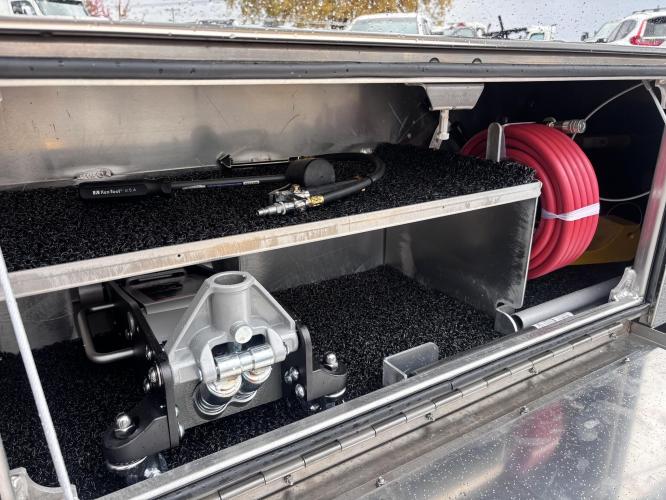 FREIGHTLINER BUSINESS CLASS M2 106 PLUS