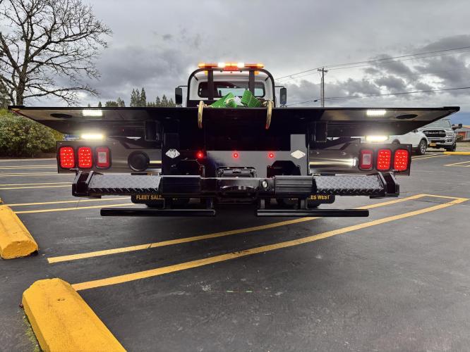 FREIGHTLINER BUSINESS CLASS M2 106 PLUS