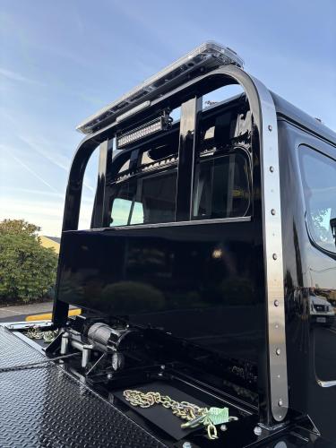 FREIGHTLINER BUSINESS CLASS M2 106 PLUS
