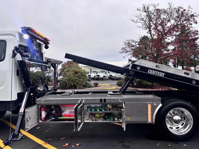 FREIGHTLINER BUSINESS CLASS M2 106 PLUS