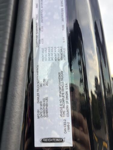 FREIGHTLINER BUSINESS CLASS M2 106 PLUS