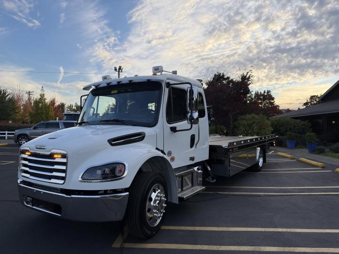 FREIGHTLINER BUSINESS CLASS M2 106 PLUS