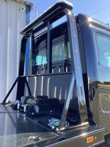 FREIGHTLINER BUSINESS CLASS M2 106 PLUS