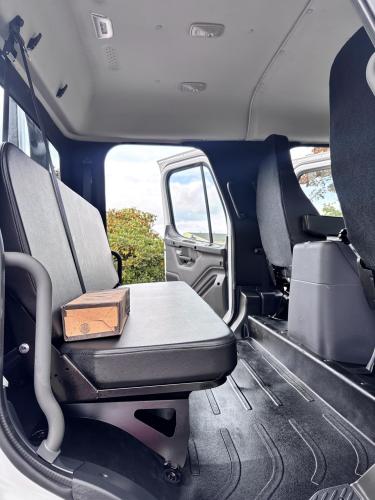 FREIGHTLINER BUSINESS CLASS M2 106 PLUS