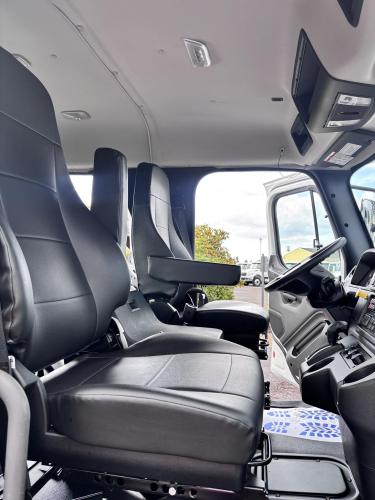 FREIGHTLINER BUSINESS CLASS M2 106 PLUS