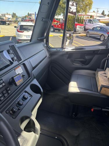 FREIGHTLINER BUSINESS CLASS M2 106 PLUS