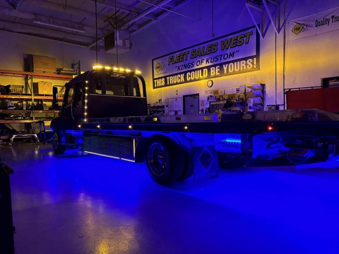 FREIGHTLINER BUSINESS CLASS M2 106 PLUS