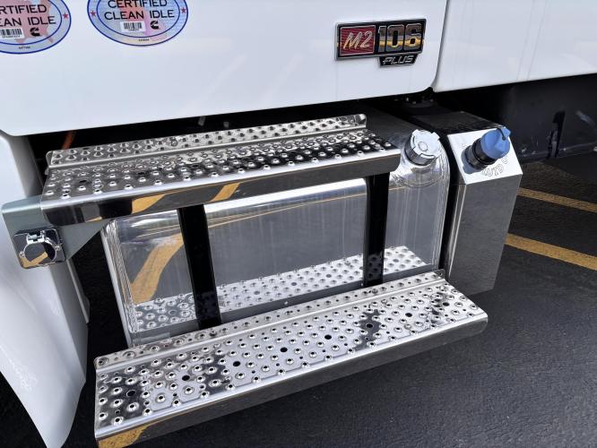 FREIGHTLINER BUSINESS CLASS M2 106 PLUS