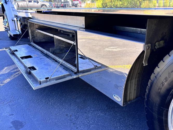 FREIGHTLINER BUSINESS CLASS M2 106