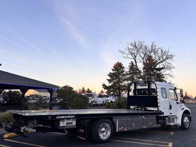 FREIGHTLINER BUSINESS CLASS M2 106 PLUS