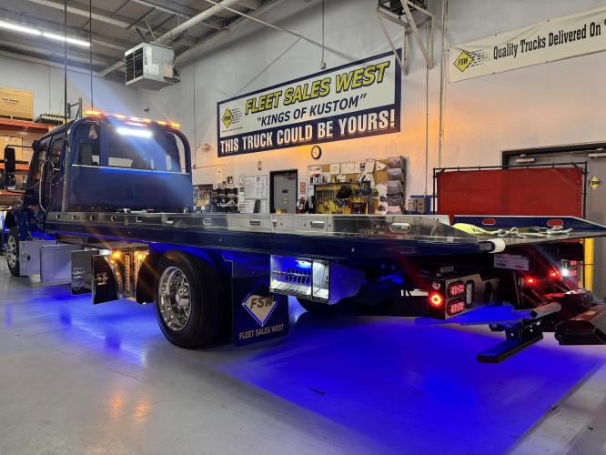 FREIGHTLINER BUSINESS CLASS M2 106 PLUS