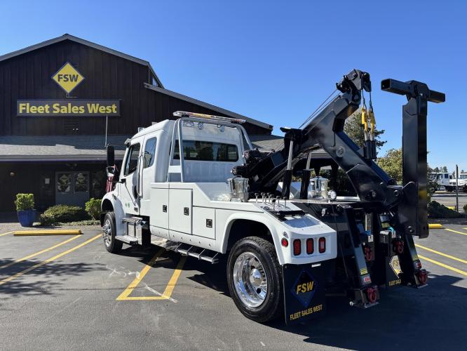 FREIGHTLINER BUSINESS CLASS M2 106 PLUS