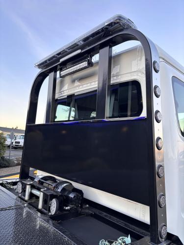 FREIGHTLINER BUSINESS CLASS M2 106 PLUS