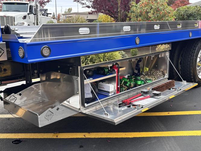 FREIGHTLINER BUSINESS CLASS M2 106 PLUS