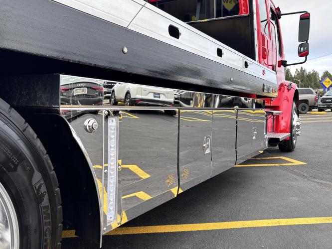 FREIGHTLINER BUSINESS CLASS M2 106 PLUS