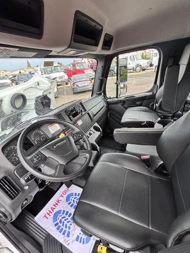 FREIGHTLINER BUSINESS CLASS M2 106 PLUS